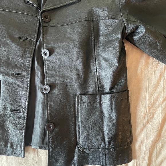 thrifted leather jacket from 90s. worn in, button up with collar. real leather - Picture 4 of 4